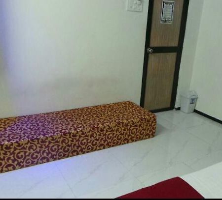 New Metro Guest House ムンバイ エクステリア 写真