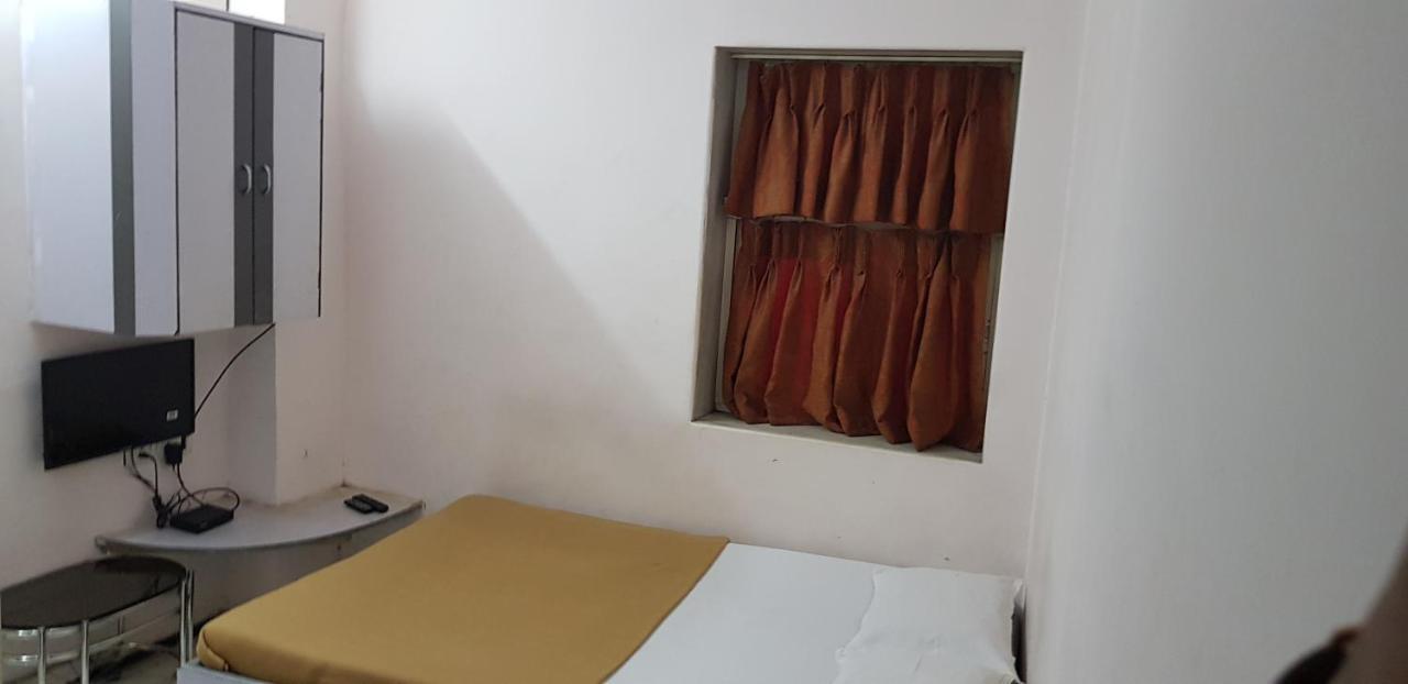 New Metro Guest House ムンバイ エクステリア 写真